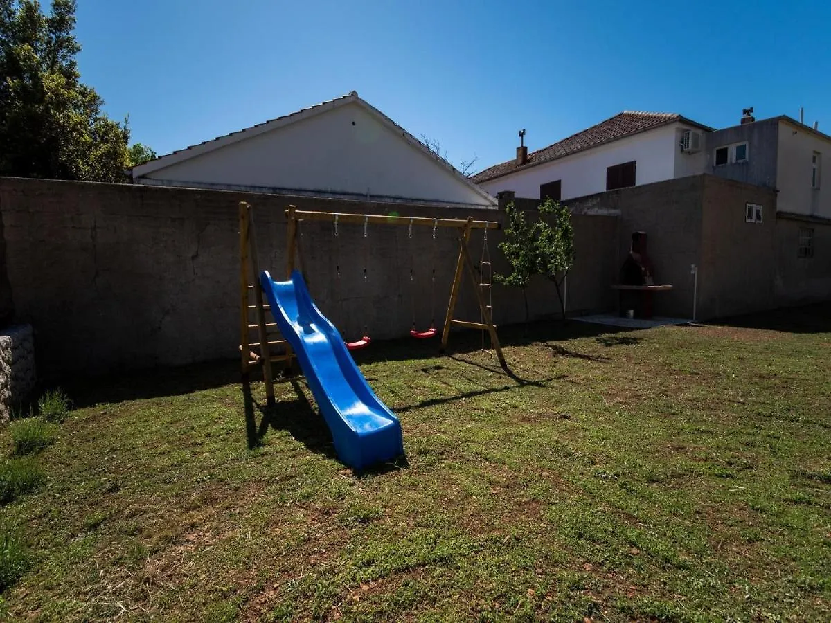 Apartment Zora In Seline With Terrace, Near The Beach Croácia